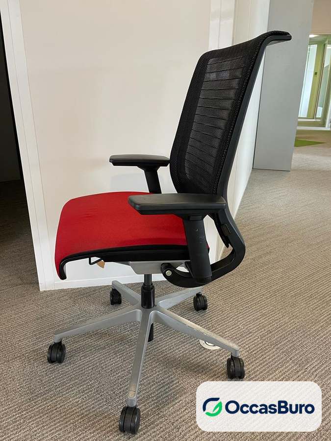 Fauteuil Steelcase Think reconditionné, résille noire et assise rouge