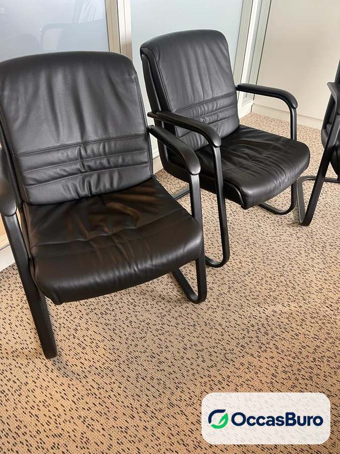 Fauteuil visiteur Sitland cuir noir capitonné sur luge – reconditionné