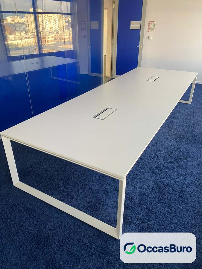 Grande table blanche 10-12 places, piètement en O – reconditionnée