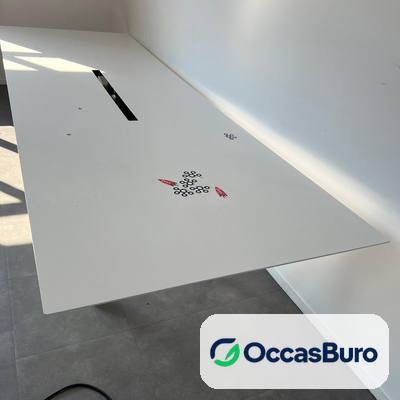 Grande table blanche à goulotte câbles centrale – reconditionnée
