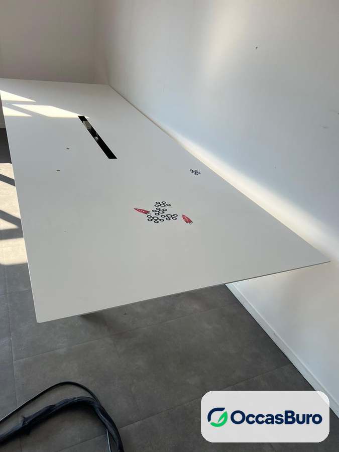 Grande table blanche à goulotte câbles centrale – reconditionnée