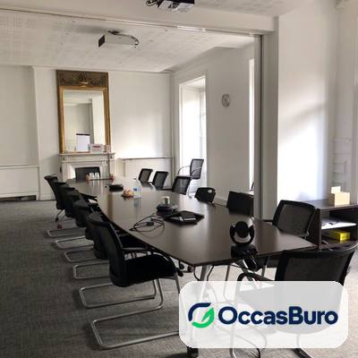 Grande table de réunion 10 places plateau foncé – reconditionnée