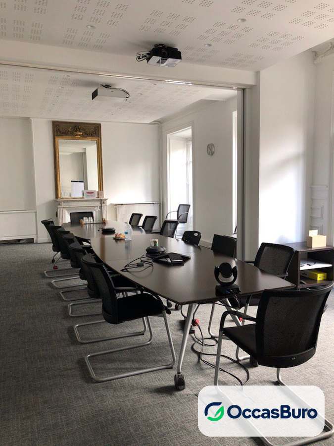 Grande table de réunion 10 places plateau foncé – reconditionnée