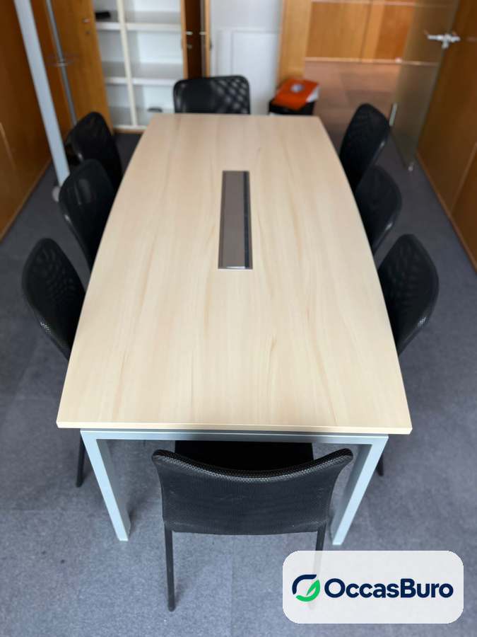 Grande table de réunion tonneau bois clair, top access, pieds blancs