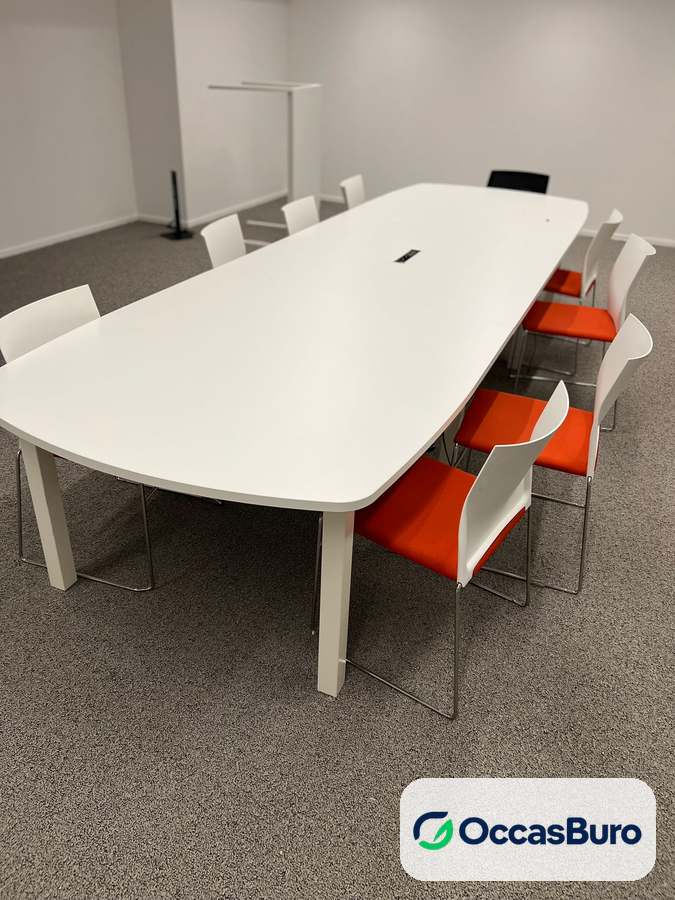 Grande table tonneau blanche avec trappes de connexion, 10 à 12 places