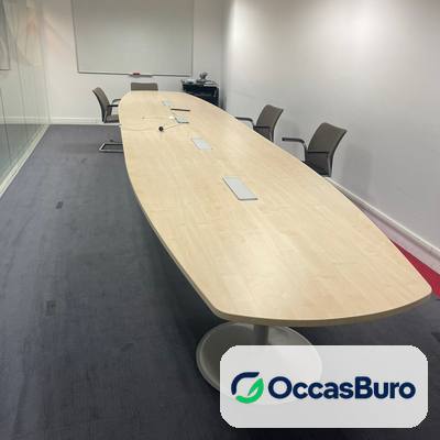 Grande table tonneau érable clair avec trappes, 10 à 12 places