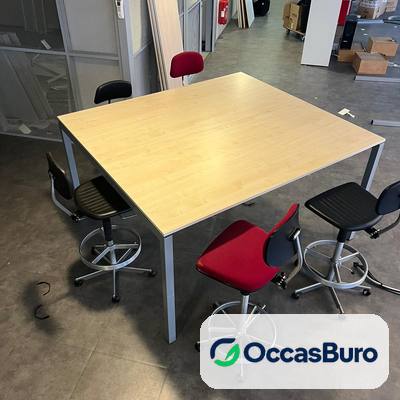 Mange-debout carré finition bois clair, base métal grise – reconditionné