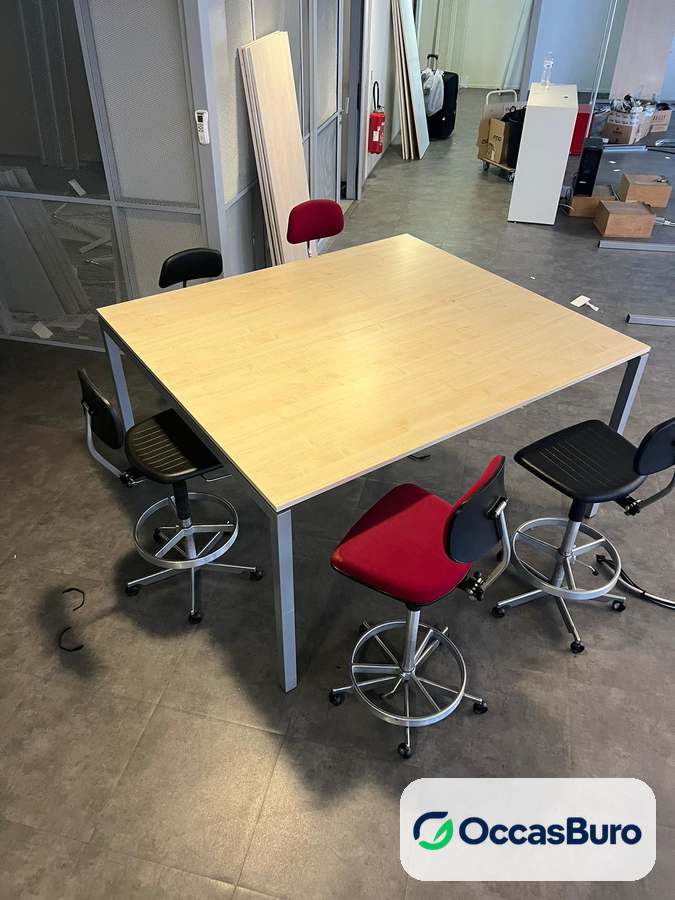 Mange-debout carré finition bois clair, base métal grise – reconditionné