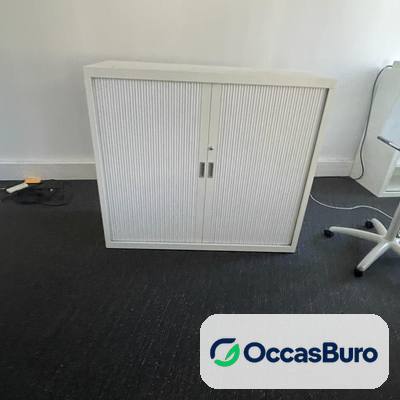 Petite armoire métallique blanche à rideaux, reconditionnée