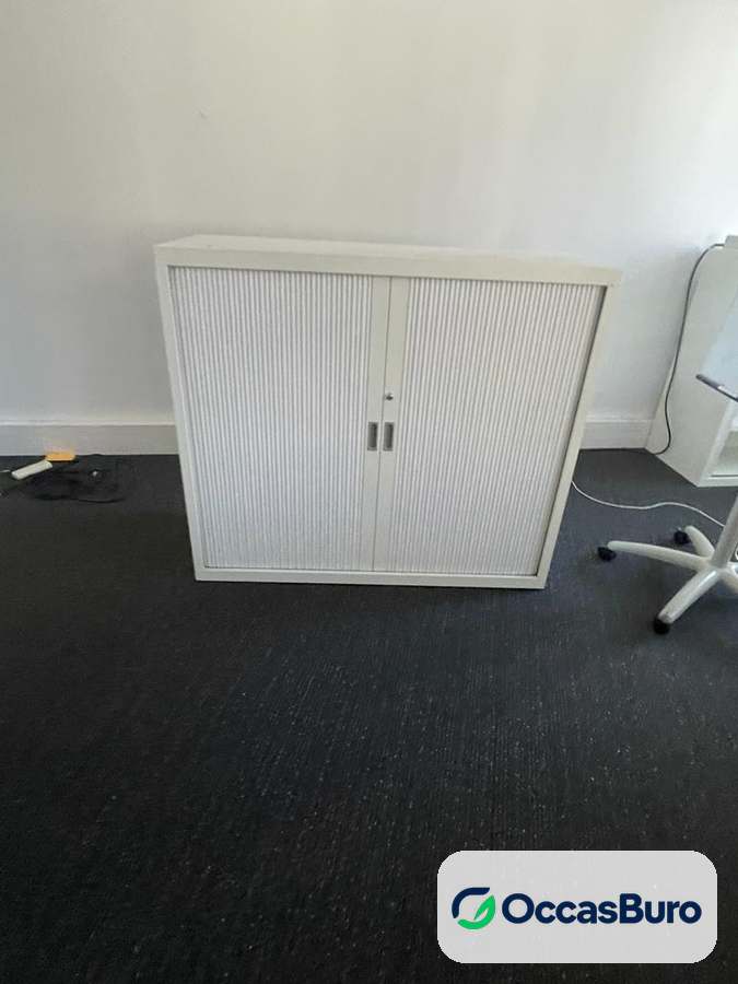 Petite armoire métallique blanche à rideaux, reconditionnée