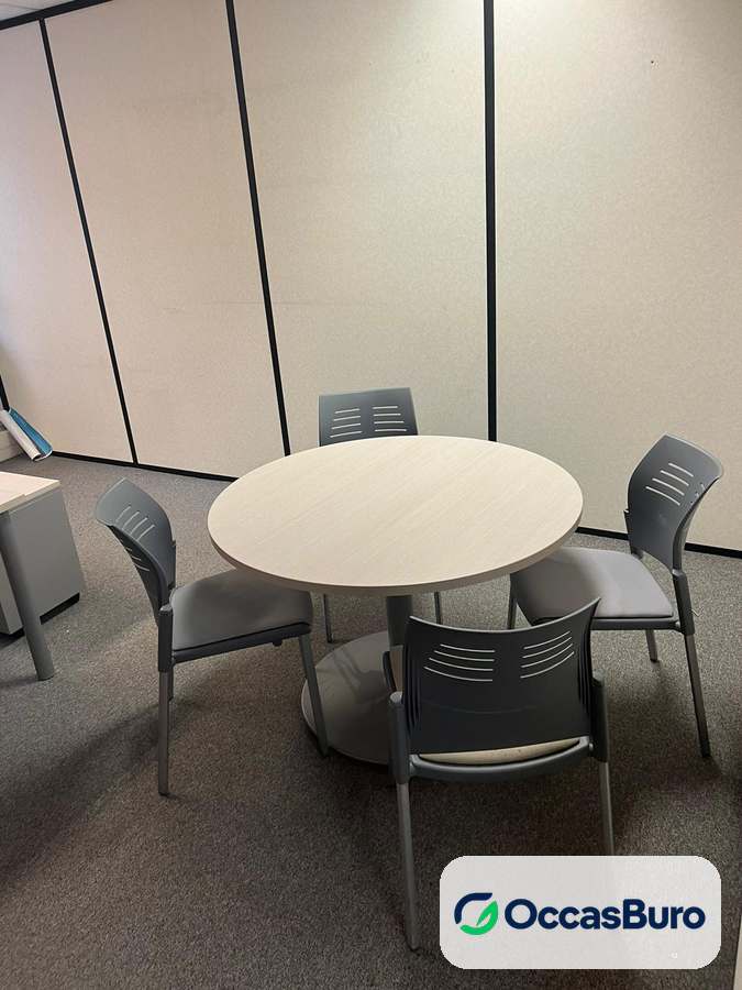 Petite table ronde bois clair sur pied central gris – reconditionnée
