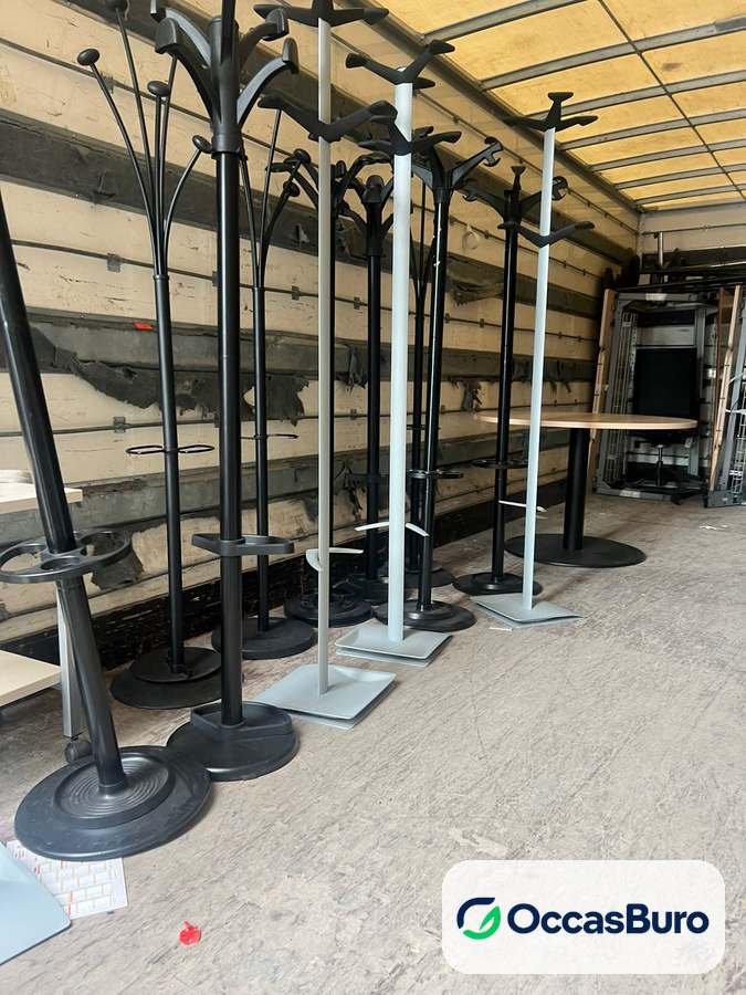 Porte-manteau sur pied en métal noir, base ronde – reconditionné