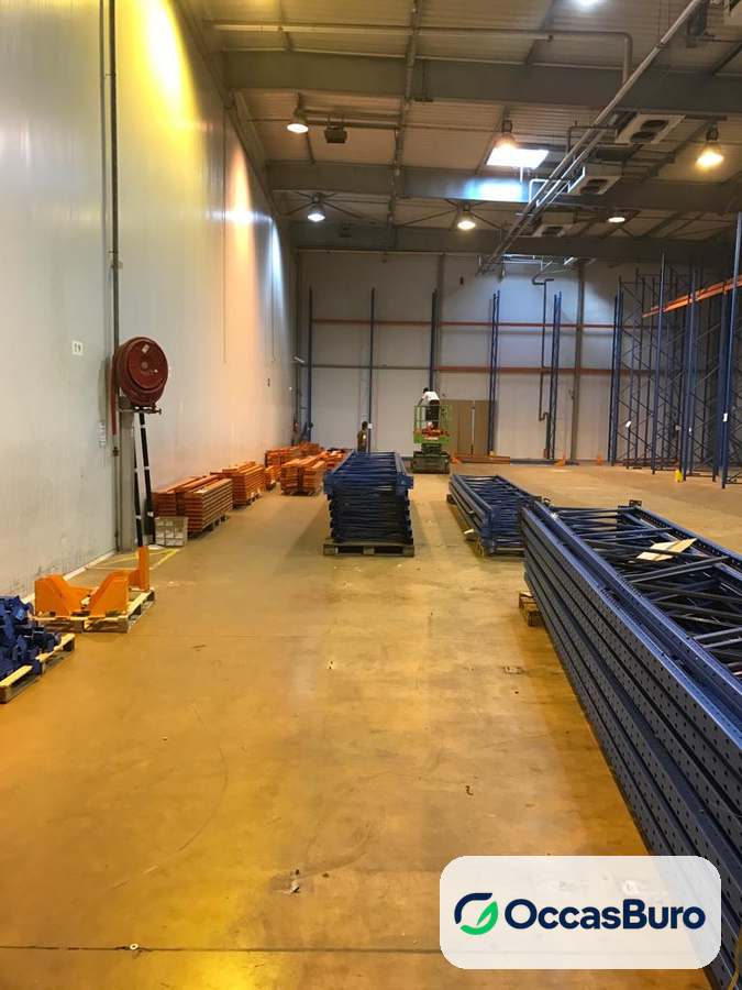 Rayonnage palettier d'occasion : échelles bleues et lisses orange