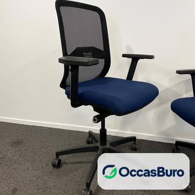 Siège ergonomique dossier résille noire, assise bleu marine – reconditionné