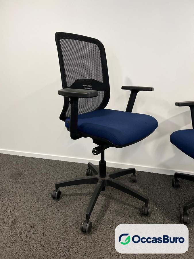 Siège ergonomique dossier résille noire, assise bleu marine – reconditionné