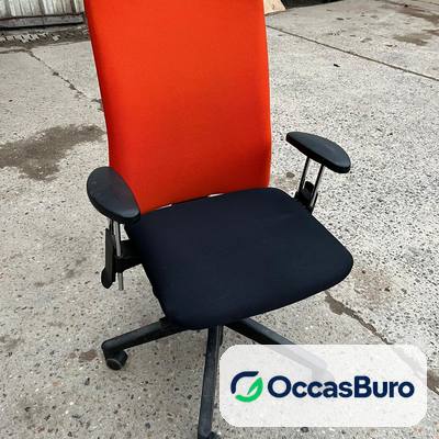 Siège ergonomique dossier tissu orange, assise noire – reconditionné