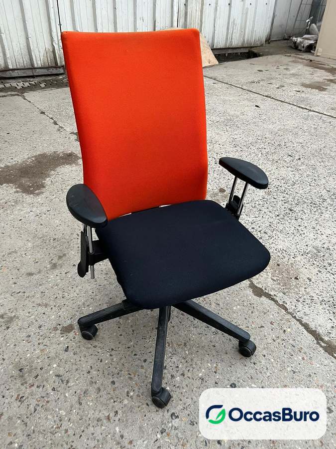 Siège ergonomique dossier tissu orange, assise noire – reconditionné