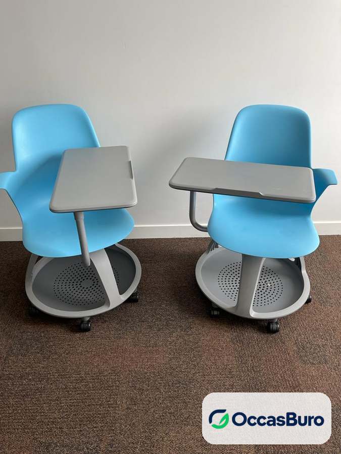 Siège Steelcase Node bleu avec tablette pivotante – reconditionné