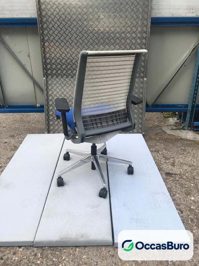 Siège Steelcase Think reconditionné, assise bleue et résille gris clair