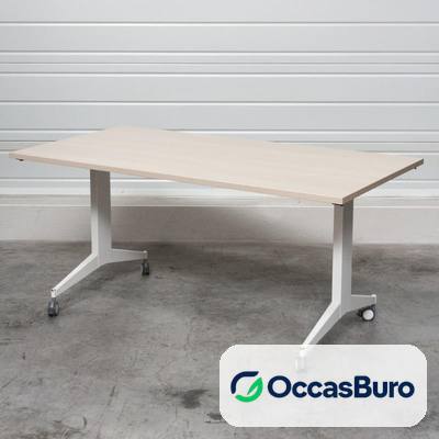 Table à plateau basculant finition claire sur roulettes – reconditionnée