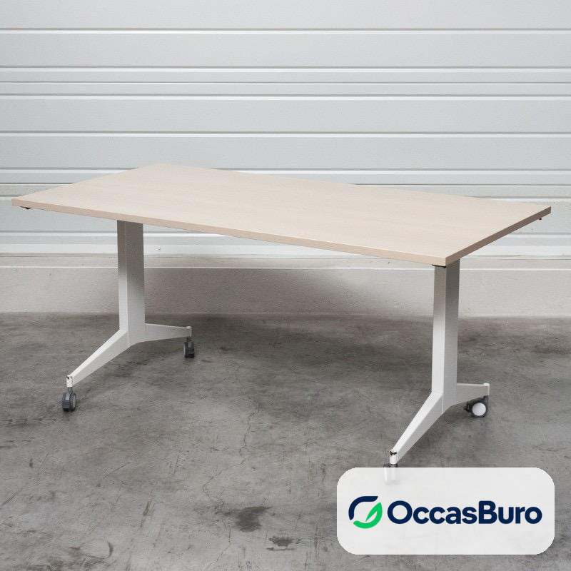 Table à plateau basculant finition claire sur roulettes – reconditionnée