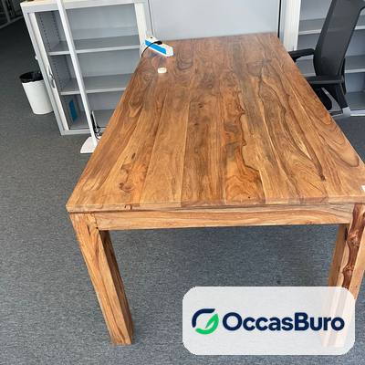 Table bois massif au veinage marqué, pieds carrés – reconditionnée