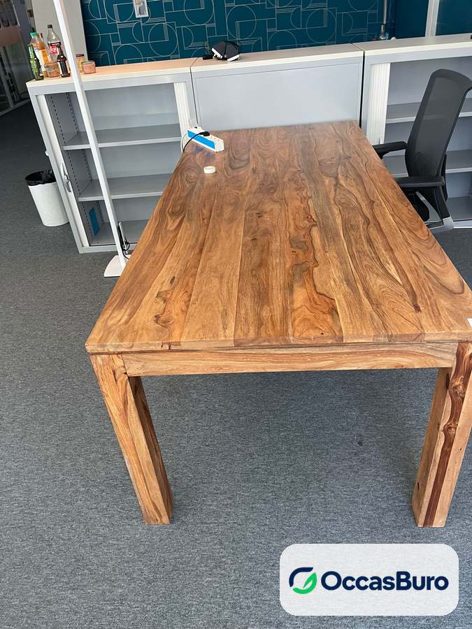 Table bois massif au veinage marqué, pieds carrés – reconditionnée