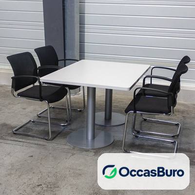 Table carrée blanche sur colonne centrale métal gris – reconditionnée