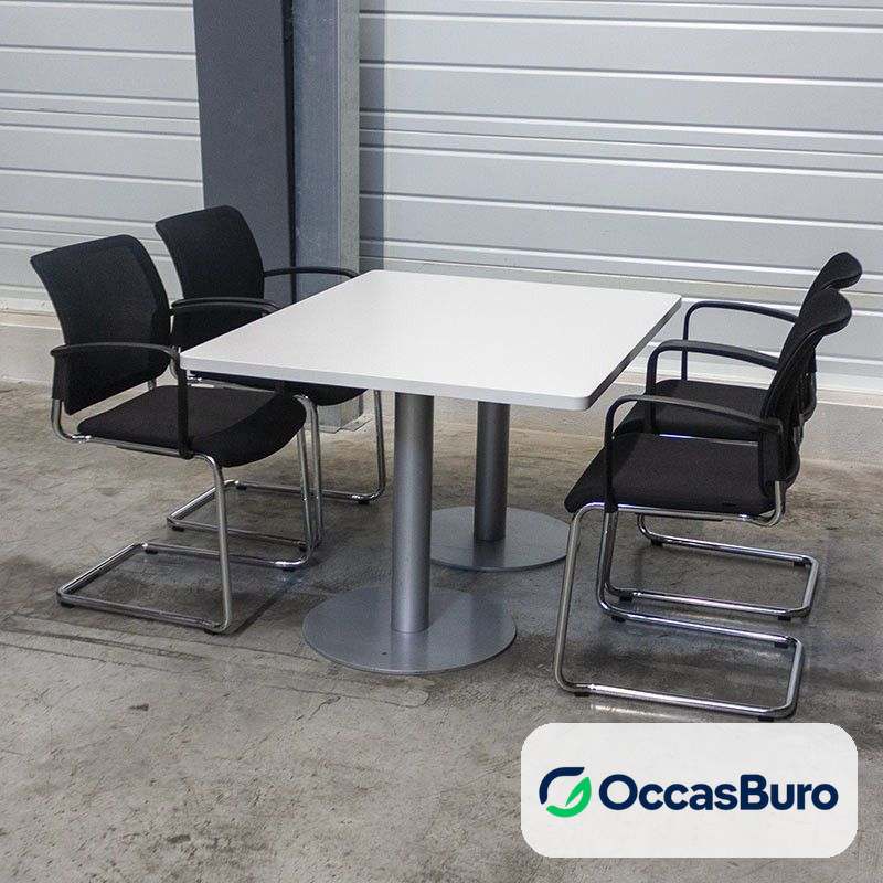 Table carrée blanche sur colonne centrale métal gris – reconditionnée