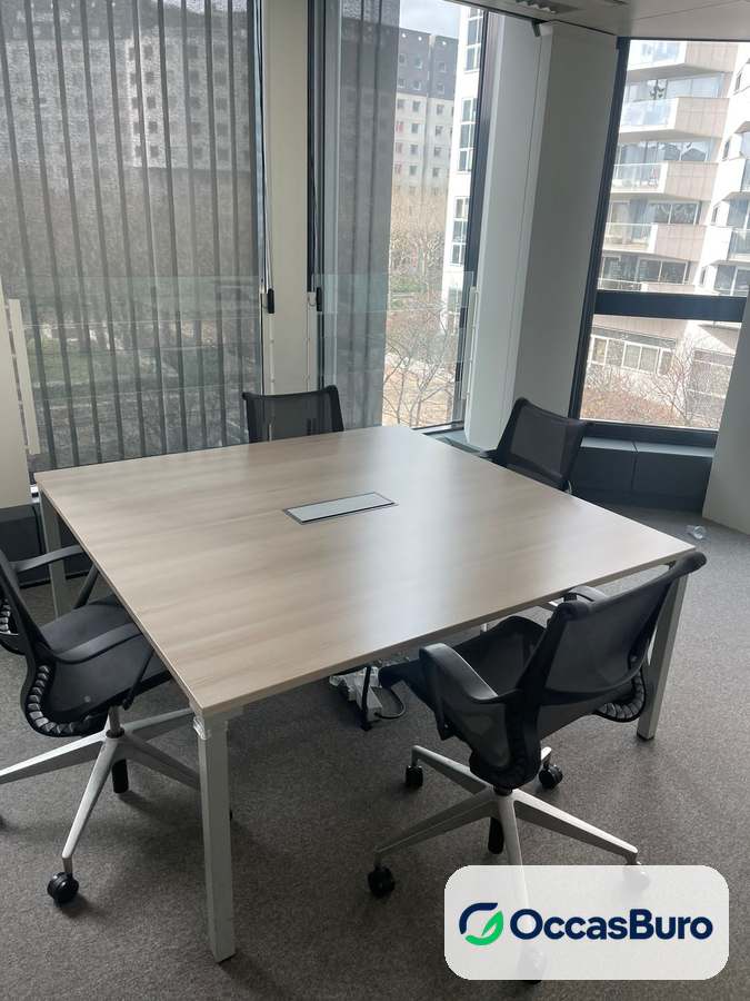 Table carrée chêne grisé 4-6 places, trappe centrale – reconditionnée