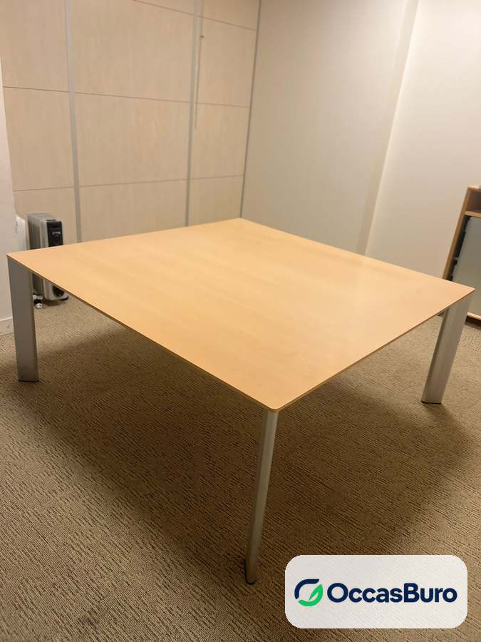 Table carrée de réunion finition hêtre 4 places – reconditionnée