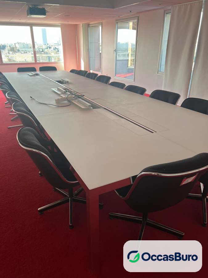 Table de conférence blanche connectée 16-20 places et plus – reconditionnée