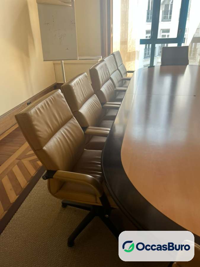 Table de conférence direction bois clair, bordure noire – reconditionnée