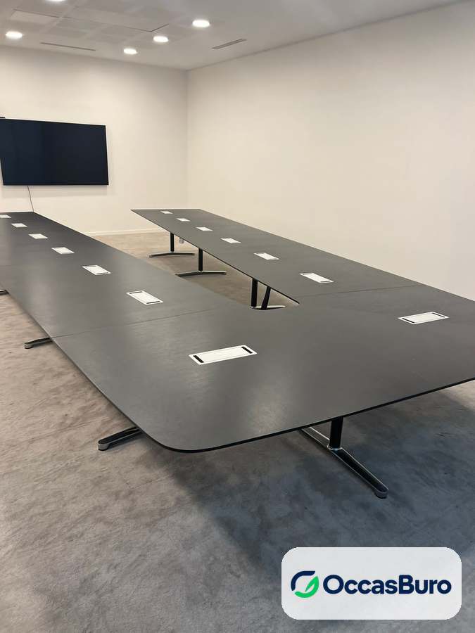 Table de conférence noire veinée bois 16-20+ places – reconditionnée