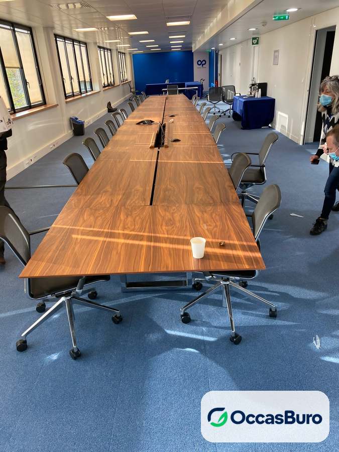 Table de conférence noyer 20 places, pieds chromés – reconditionnée