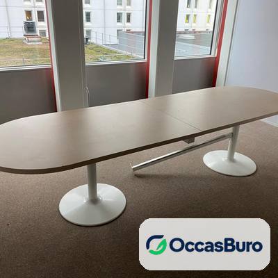 Table de conférence ovale chêne clair, deux pieds blancs – reconditionnée
