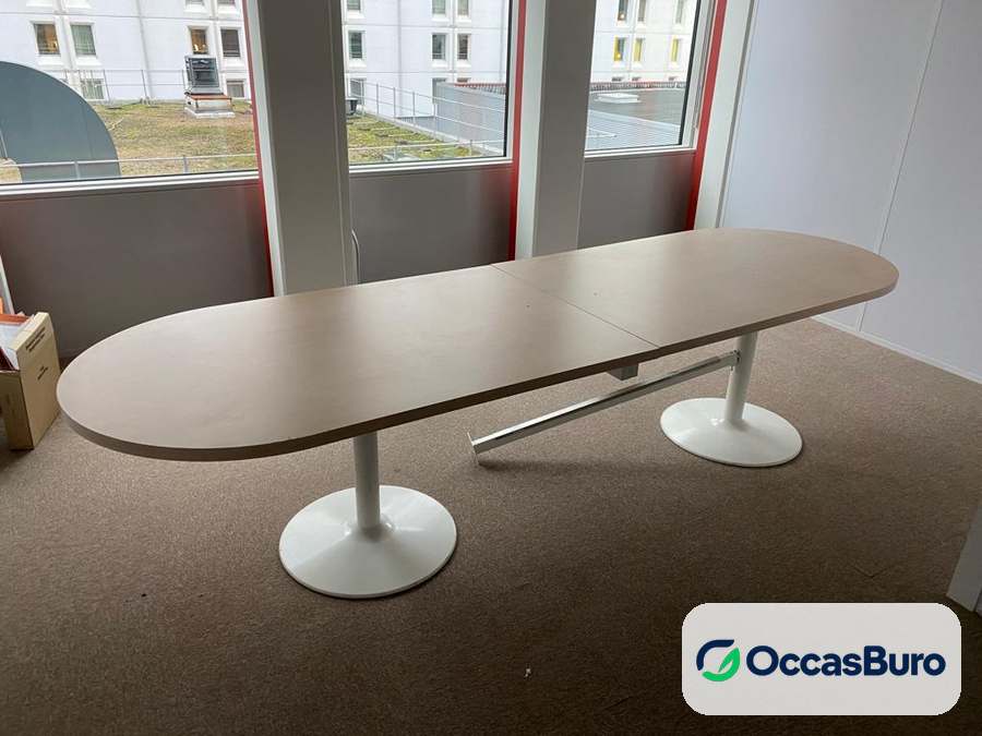 Table de conférence ovale chêne clair, deux pieds blancs – reconditionnée