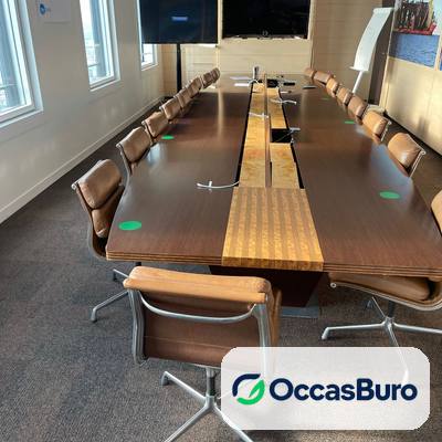 Table de conférence prestige bois foncé, bande connectée bois clair