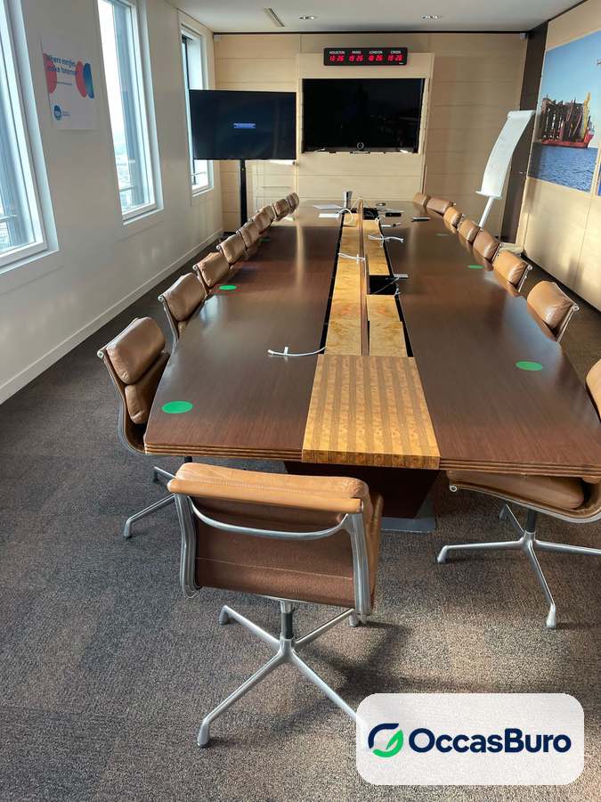 Table de conférence prestige bois foncé, bande connectée bois clair