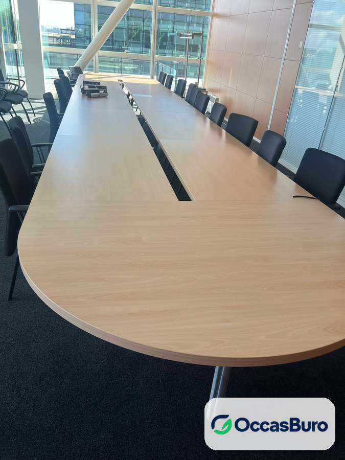 Table de conférence ton hêtre plus de 20 places, goulotte – reconditionnée