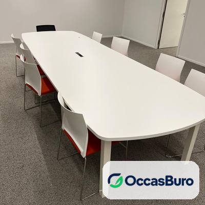 Table de conférence tonneau blanche 10 à 12 places – reconditionnée