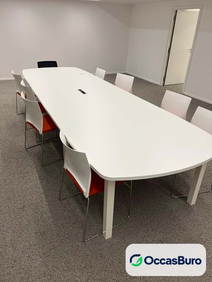 Table de conférence tonneau blanche 10 à 12 places – reconditionnée
