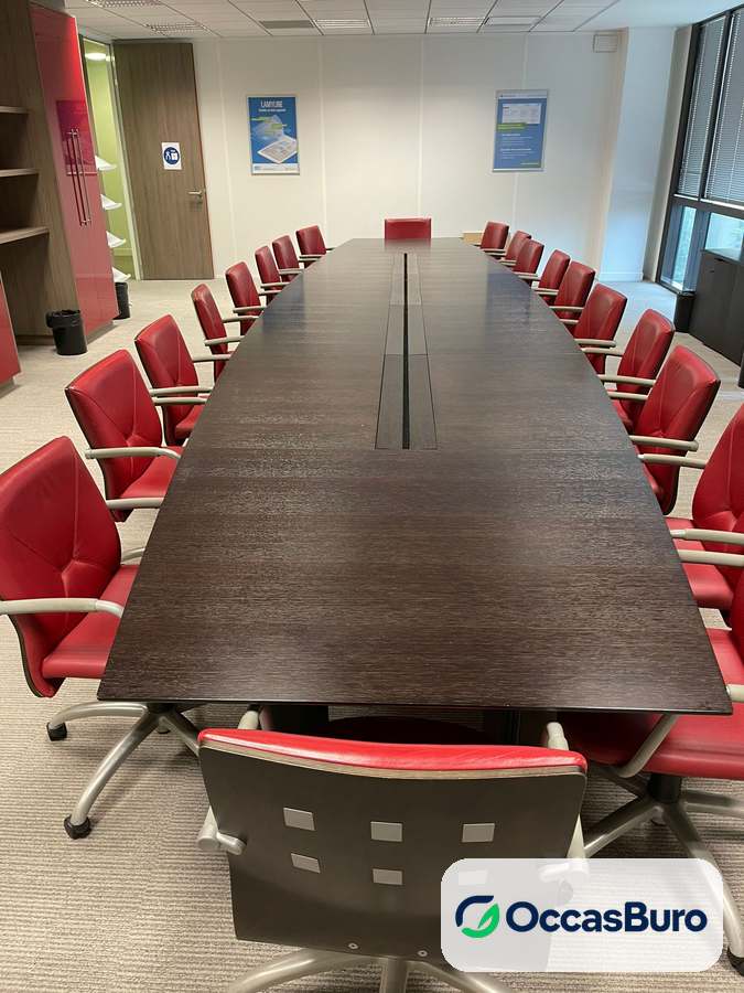 Table de conférence wengé 20 places, goulotte centrale – reconditionnée