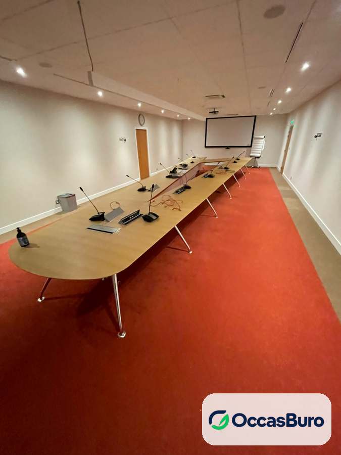 Table de conférence XXL bois clair à bouts arrondis, environ 20 places