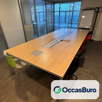 Table de conseil modulaire bois clair, goulotte alu – 10 à 12 places