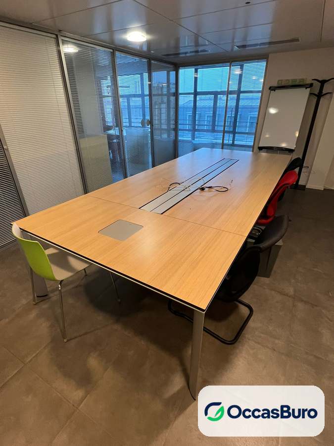 Table de conseil modulaire bois clair, goulotte alu – 10 à 12 places