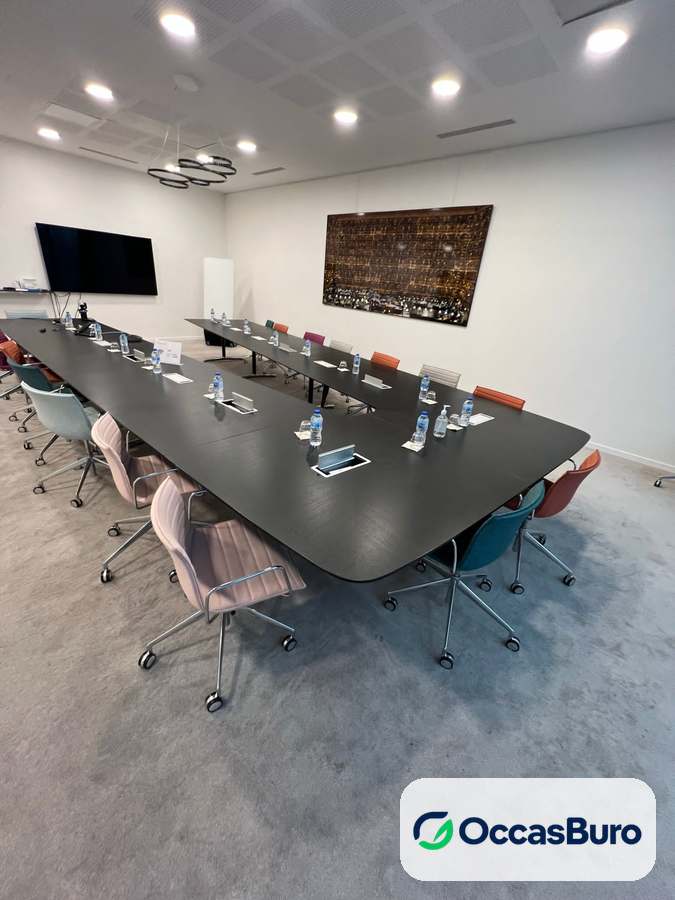 Table de conseil noire modulable en U avec trappes, 16 à 20 places