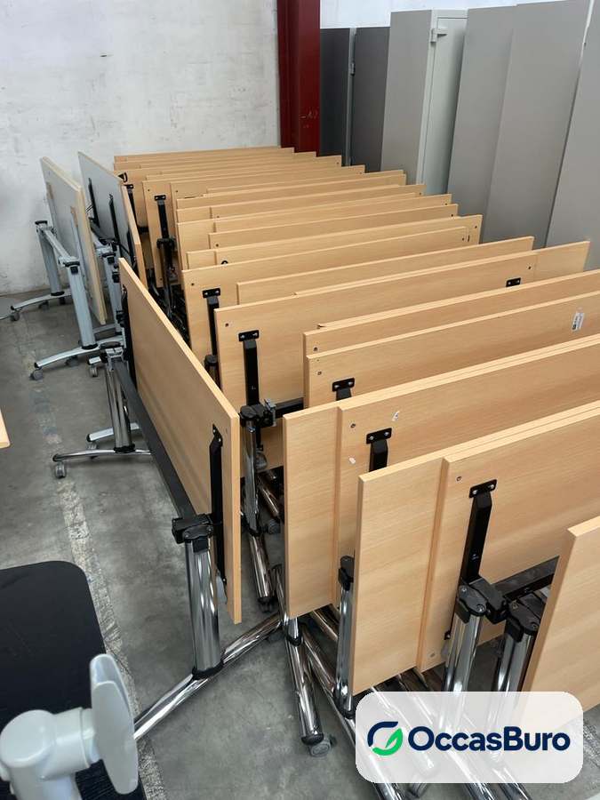 Table de formation basculante aspect hêtre à roulettes – reconditionnée
