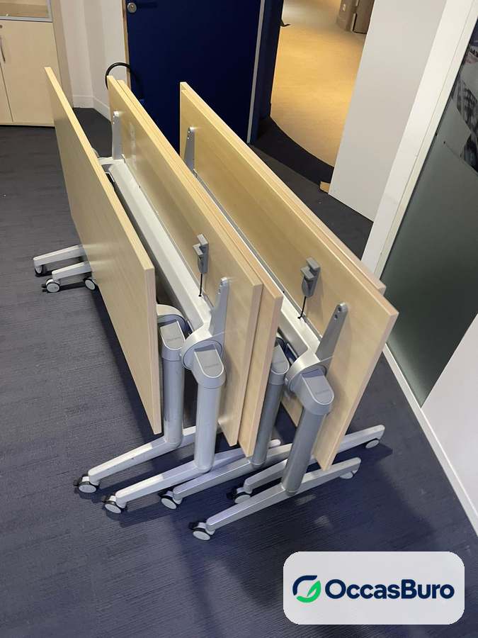 Table de formation rabattable bois clair à roulettes – reconditionnée