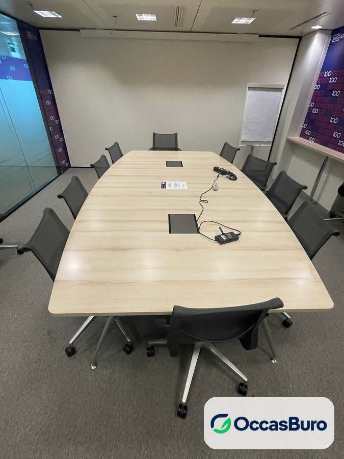 Table de réunion 12 places chêne clair aux côtés galbés – reconditionnée